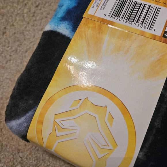 2 Marvel Black Panther Black Paws Silky Soft Throw 40" x 50" / 102 cm x 127 cm.  - Picture 6 of 8